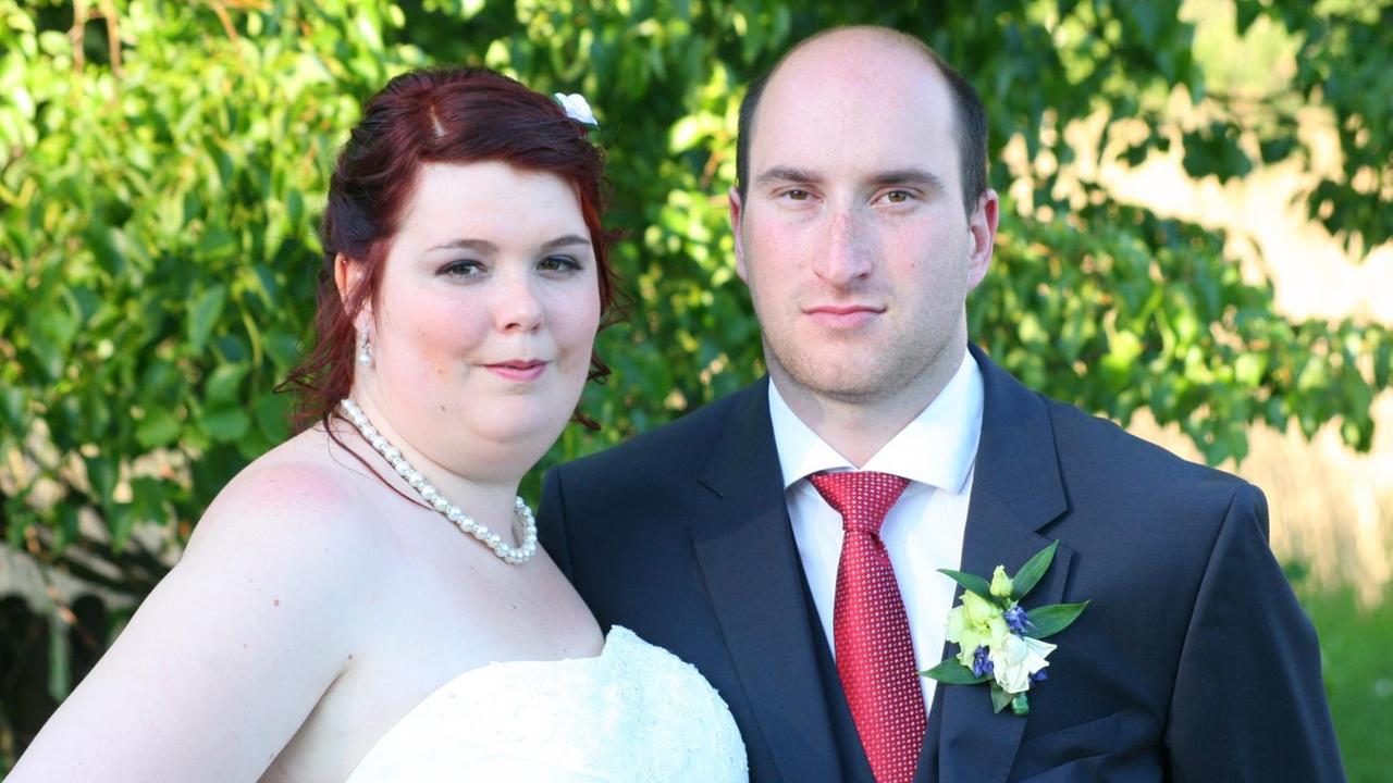 Jasmin und Maxim Kanwischer vor einer Mauer. Jasmin und Maxim Kanwischer vor einer Mauer.