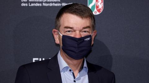 WDR-Programmdirektor Jörg Schönenborn tragt eine Schutzmaske mit WDR-Logo.