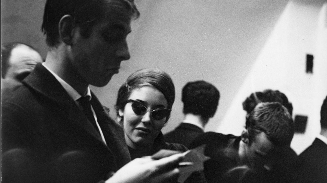 Der Komponist Karlheinz Stockhausen und die Musikjournalistin Monika Lichtenfeld im Juni 1960 beim Contre-Festival in Köln. Der Komponist Karlheinz Stockhausen und die Musikjournalistin Monika Lichtenfeld im Juni 1960 beim Contre-Festival in Köln.