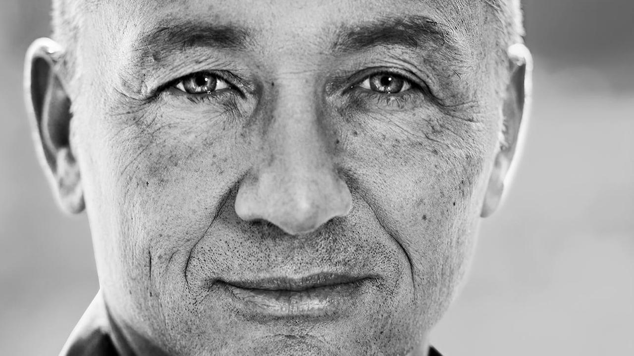 Rainer Jund, geboren 1965, studierte Medizin und Wissenschaftsmarketing. Nach seiner Ausbildung an der Universitätsklinik München praktiziert er heute als HNO-Arzt. In den letzten Jahren näherte er sich seinem Beruf zunehmend auch erzählerisch. Er lebt mit seiner Frau, ebenfalls Ärztin, und ihren drei gemeinsamen Kindern in München. "Tage in Weiß" ist seine erste literarische Veröffentlichung. Rainer Jund, geboren 1965, studierte Medizin und Wissenschaftsmarketing. Nach seiner Ausbildung an der Universitätsklinik München praktiziert er heute als HNO-Arzt. In den letzten Jahren näherte er sich seinem Beruf zunehmend auch erzählerisch. Er lebt mit seiner Frau, ebenfalls Ärztin, und ihren drei gemeinsamen Kindern in München. "Tage in Weiß" ist seine erste literarische Veröffentlichung.
