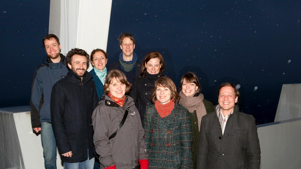 Zu sehen ist das Team der Radionacht: von links Rainer Brandes, Jonas Reese, Sandra Pfister, Thielko Grieß, Stephanie Gebert, Reihe darunter: Aglaia Dane, Doris Simon (Koordination Radionacht), Sina Fröhndrich, Leonard Ameln Zu sehen ist das Team der Radionacht: von links Rainer Brandes, Jonas Reese, Sandra Pfister, Thielko Grieß, Stephanie Gebert, Reihe darunter: Aglaia Dane, Doris Simon (Koordination Radionacht), Sina Fröhndrich, Leonard Ameln