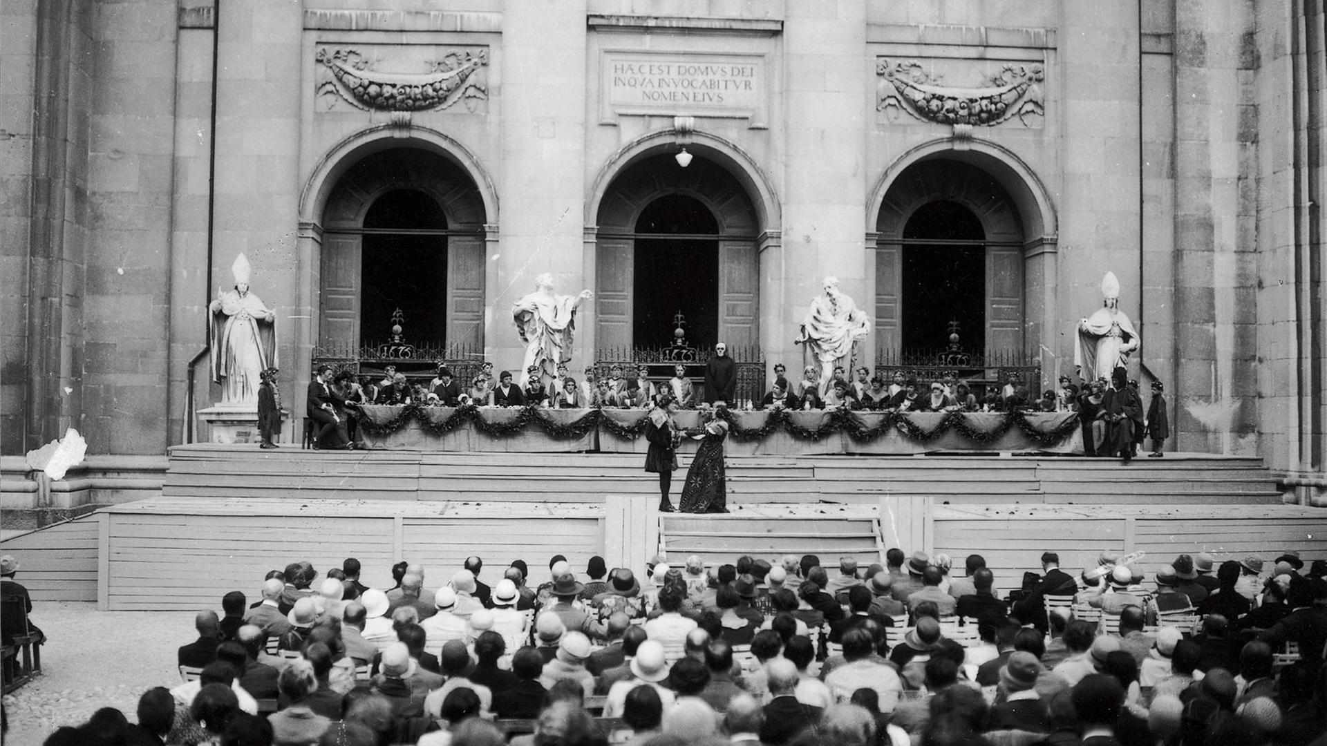 Die Salzburger Festspiele wurden 1920 mit dem Stück "Jedermann" von Hugo von Hoffmansthal in der Regie von Max Reinhardt auf dem Domplatz erföffnet Die Salzburger Festspiele wurden 1920 mit dem Stück "Jedermann" von Hugo von Hoffmansthal in der Regie von Max Reinhardt auf dem Domplatz erföffnet
