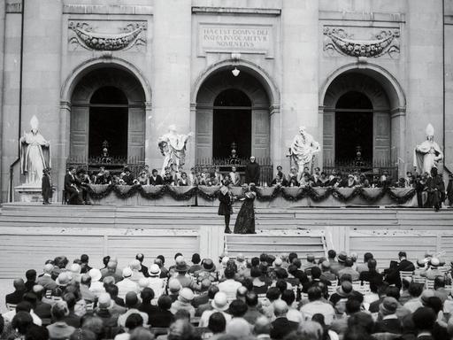 Die Salzburger Festspiele wurden 1920 mit dem Stück "Jedermann" von Hugo von Hoffmansthal in der Regie von Max Reinhardt auf dem Domplatz erföffnet