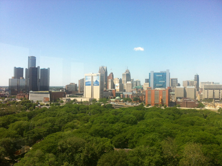 Wohnen in einem der Türme von Mies van der Rohe. Blick über den Lafayette Park auf Downtown Detroit.