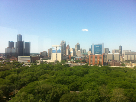 Wohnen in einem der Türme von Mies van der Rohe. Blick über den Lafayette Park auf Downtown Detroit. Wohnen in einem der Türme von Mies van der Rohe. Blick über den Lafayette Park auf Downtown Detroit.