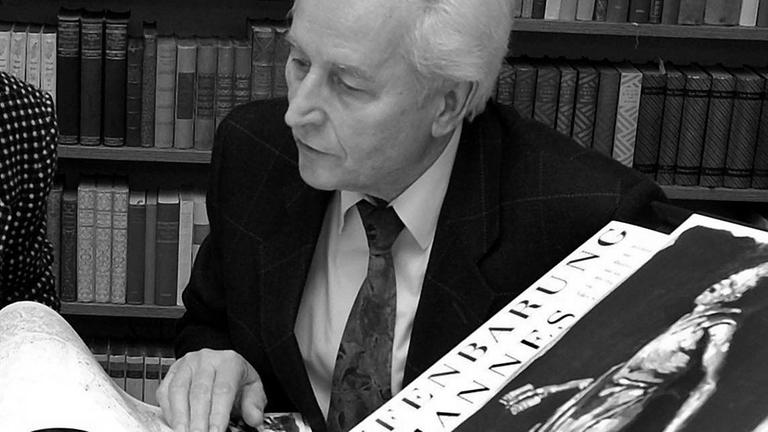 Der Verleger Elmar Faber betrachtet am 17.03.2017 in Leipzig (Sachsen) das illustrierte Buch "Offenbarung des Johannes" des Berliner Künstlers Volker Stelzmann. Der frühere Leipziger Verleger Elmar Faber ist tot. Der Verleger Elmar Faber betrachtet am 17.03.2017 in Leipzig (Sachsen) das illustrierte Buch "Offenbarung des Johannes" des Berliner Künstlers Volker Stelzmann. Der frühere Leipziger Verleger Elmar Faber ist tot.