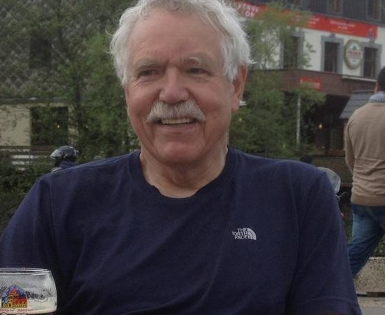 Ruud Peters sitzt im Freien an einem Restaurant-Tisch vor einem Glas Bier. Ruud Peters sitzt im Freien an einem Restaurant-Tisch vor einem Glas Bier.