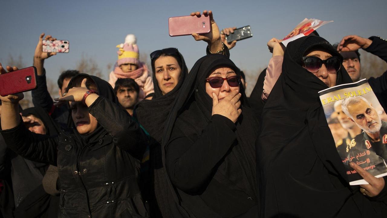 Trauernde bei der Beerdigung für General Soleimani. Trauernde bei der Beerdigung für General Soleimani.