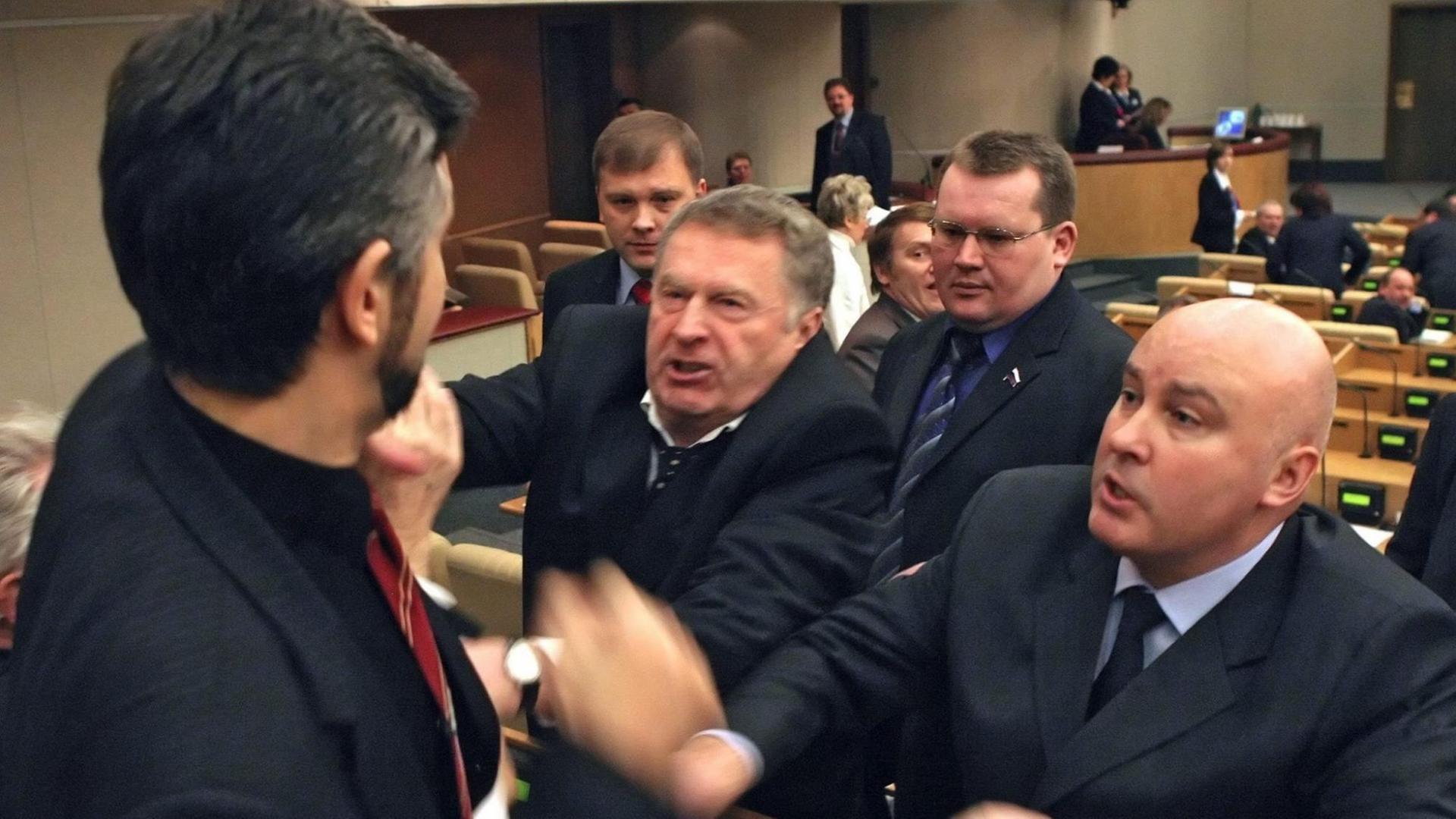 Russische Abgeordnete prügeln sich im Parlamentssaal Russische Abgeordnete prügeln sich im Parlamentssaal