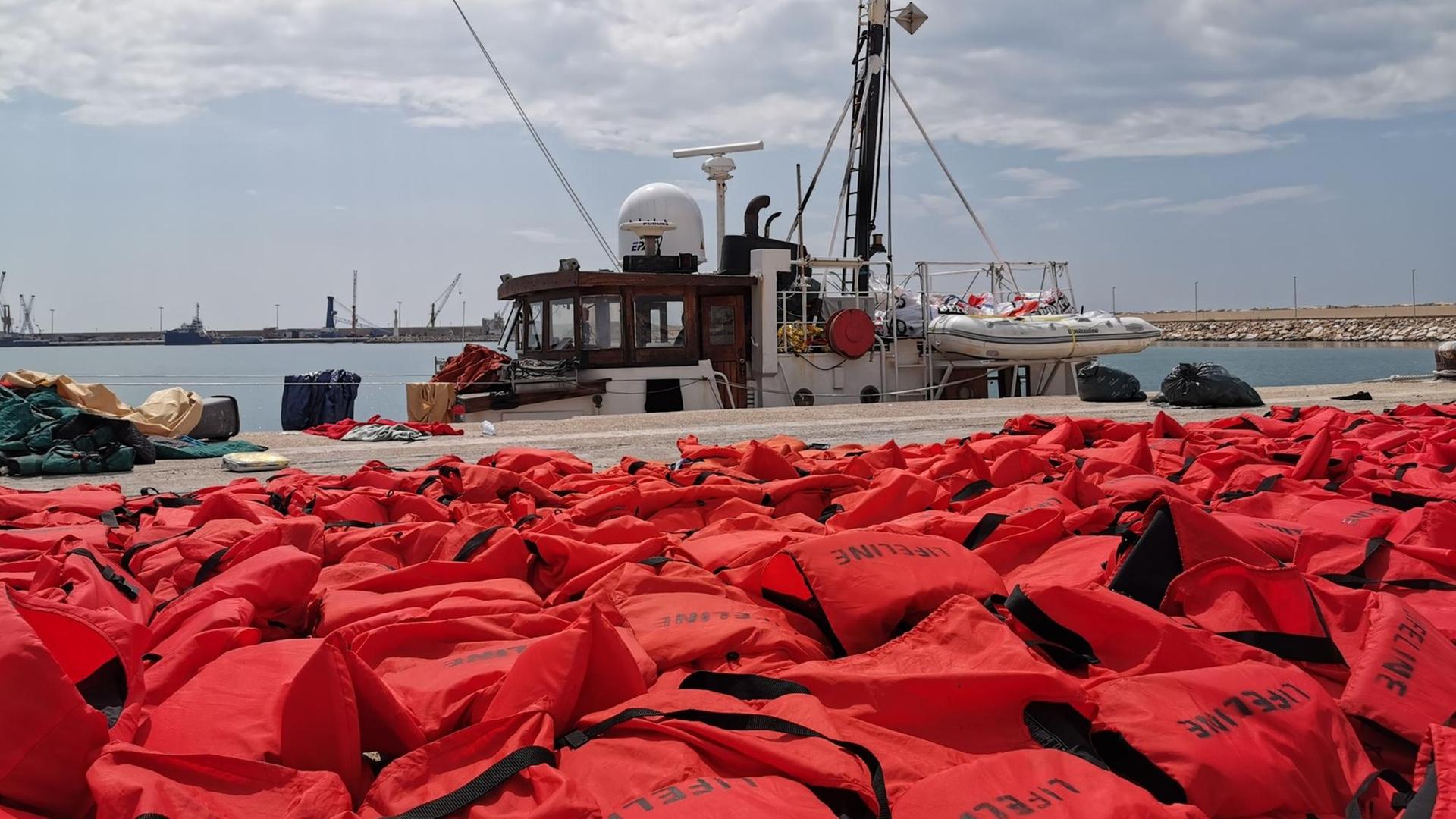 Rettungsschiff "Eleonore" der deutschen Hilfsorganisation Mission Lifeline im Hafen in Sizilien Rettungsschiff "Eleonore" der deutschen Hilfsorganisation Mission Lifeline im Hafen in Sizilien