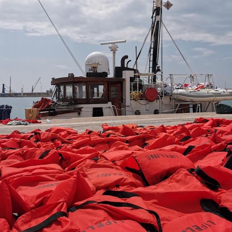 Rettungsschiff "Eleonore" der deutschen Hilfsorganisation Mission Lifeline im Hafen in Sizilien 