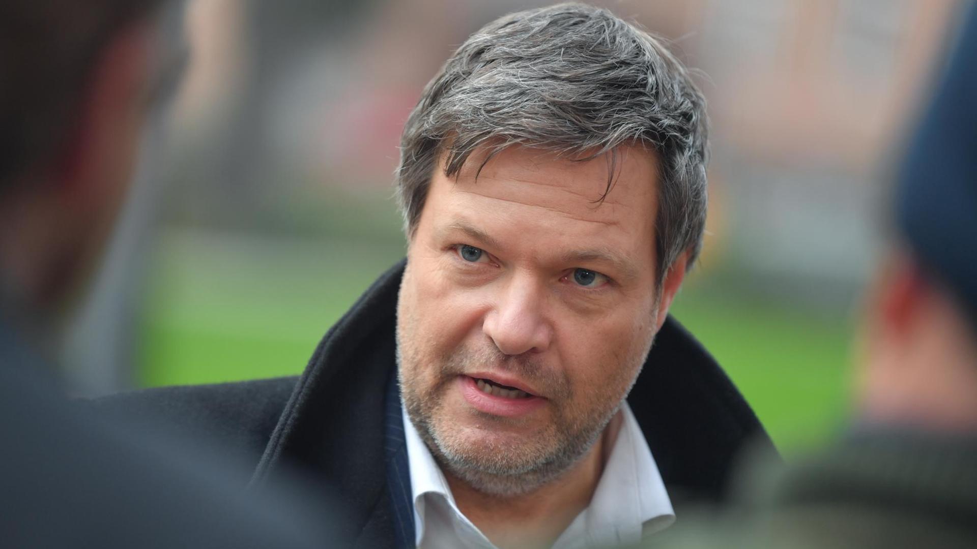 Robert Habeck, Bundesvorsitzender von Bündnis 90/Die Grünen, kommt zur Jahresauftakt-Klausur des Bundesvorstandes in Frankfurt / Oder. Robert Habeck, Bundesvorsitzender von Bündnis 90/Die Grünen, kommt zur Jahresauftakt-Klausur des Bundesvorstandes in Frankfurt / Oder.