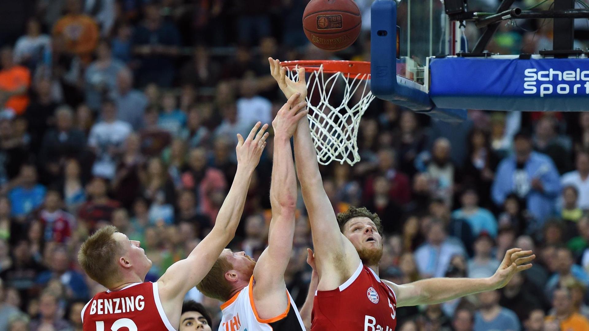 Mitteldeutscher BC - Bayern München. Bayerns Robin Benzing (l), John Bryant (r) und MBC-Spieler Kristian Kuhn kämpfen um den Ball. Mitteldeutscher BC - Bayern München. Bayerns Robin Benzing (l), John Bryant (r) und MBC-Spieler Kristian Kuhn kämpfen um den Ball.