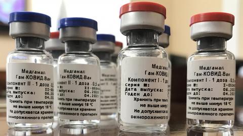 Ampullen mit dem Impfstoff Gam-COVID-Vac - oder auch Sputnik-V - stehen bei einer Pressekonferenz in Moskau auf einem Tisch.