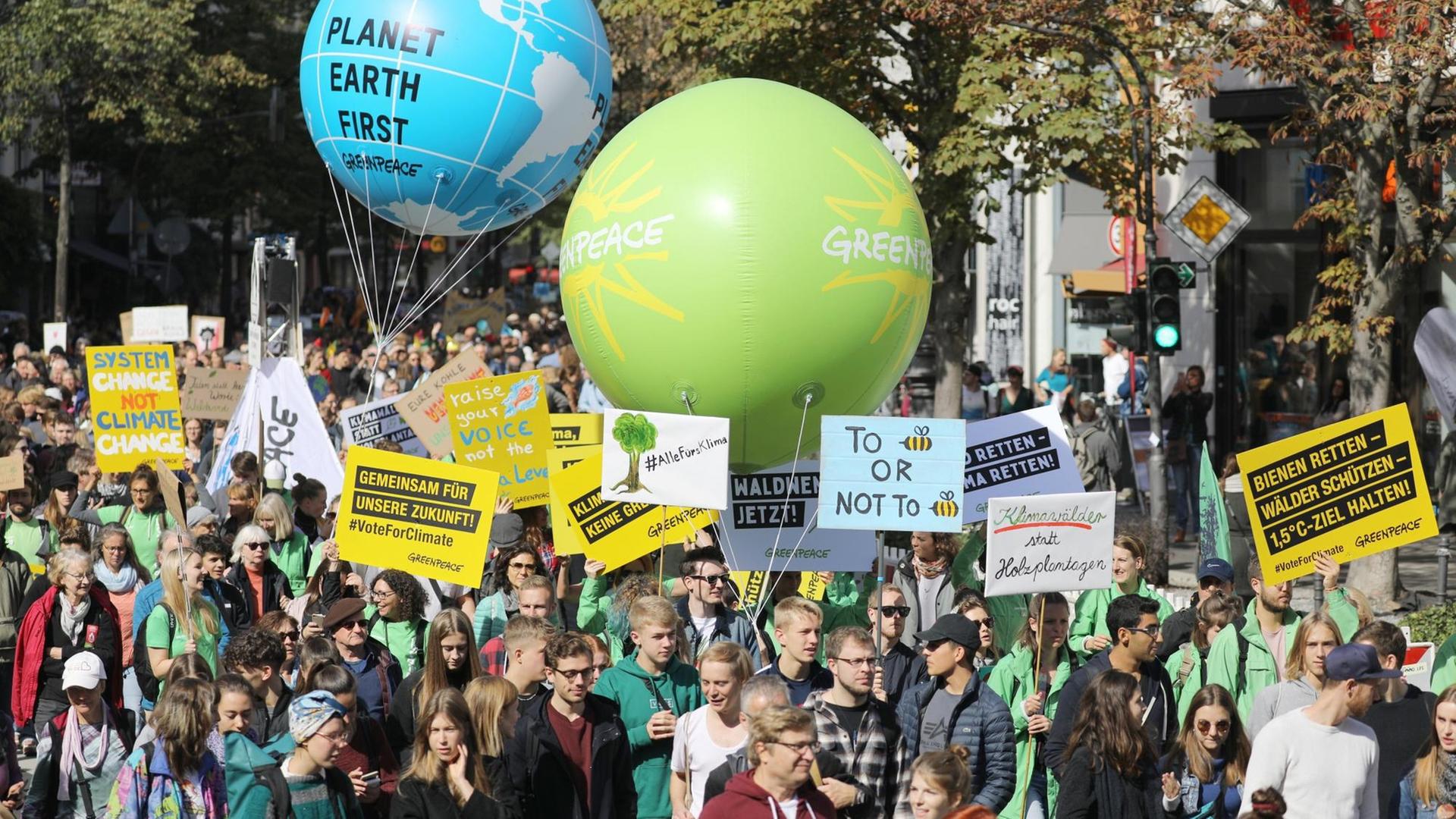 Demonstrationsteilnehmer ziehen mit Transparenten und Ballons durch die Straßen. Demonstrationsteilnehmer ziehen mit Transparenten und Ballons durch die Straßen.