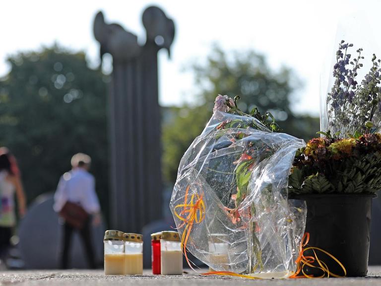 28.08.2019, Nordrhein-Westfalen, Köln: Blumen und Kerzen stehen am Tatort auf dem Ebertplatz. Nach einer Auseinandersetzung auf dem Ebertplatz mit einem Toten hat die Stadt Köln damit begonnen, Überwachungskameras aufzustellen.