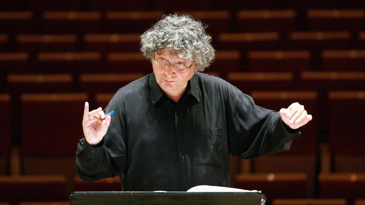 Der Dirigent René Jacobs bei einer Probe mit dem Freiburger Barockorchester, 2008 in der Salle Pleyel, Paris
Der Dirigent René Jacobs bei einer Probe mit dem Freiburger Barockorchester, 2008 in der Salle Pleyel, Paris