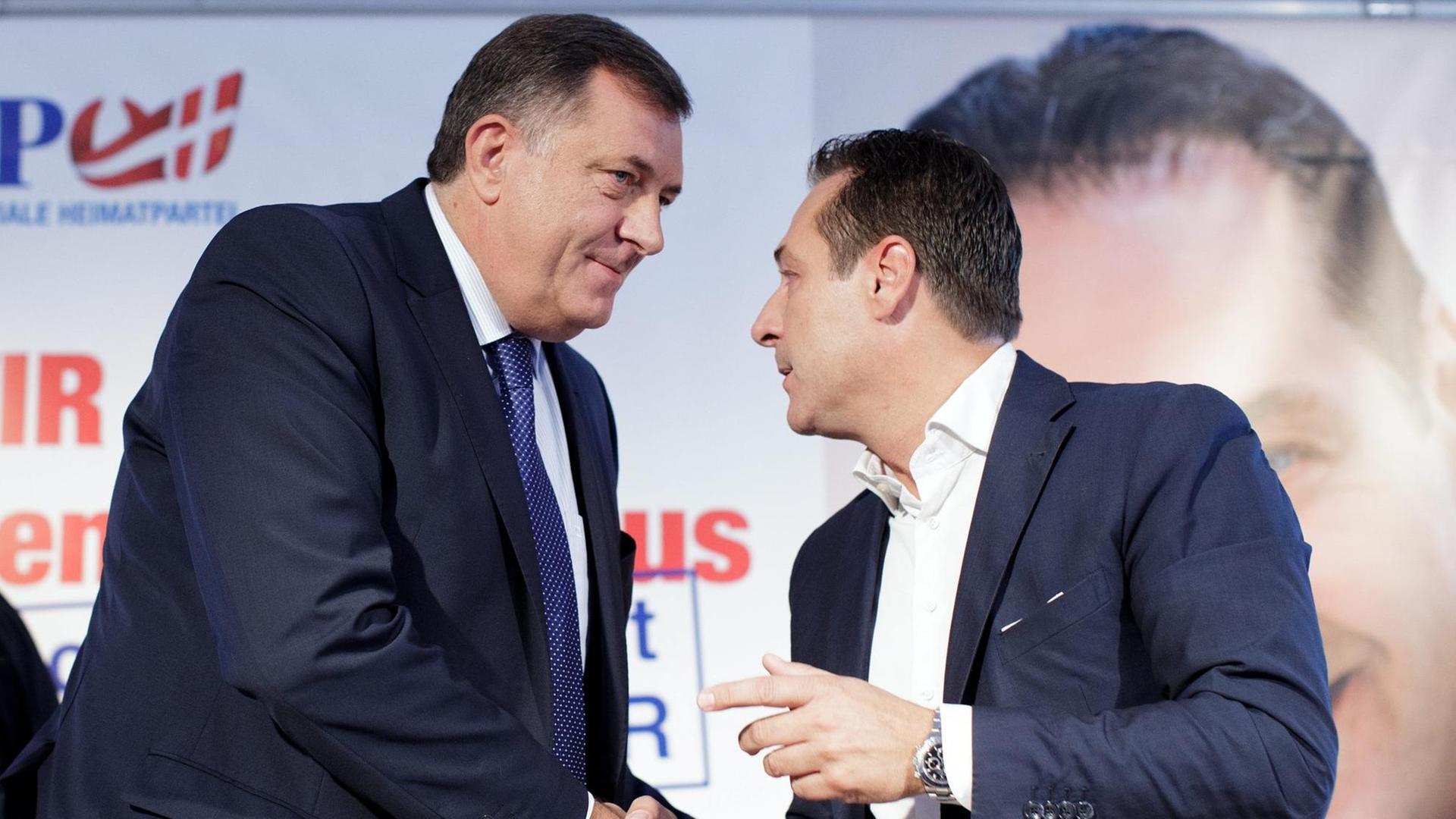 Der Präsident der Republika Srpska, Milorad Dodik und der Vorsitzende der FPÖ, Heinz-Christian Strache, schütteln sich bei einer Pressekonferenz die Hände.