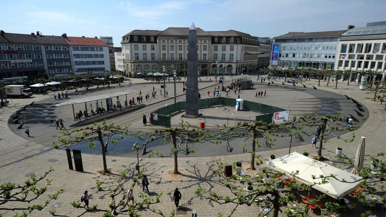 Das fertiggestellte documenta-Kunstwerk, ein etwa 16 Meter hoher Obelisk, von US-Künstler Olu Oguibe ist am 23.05.2017 auf dem Königsplatz in Kassel (Hessen) zu sehen. Die documenta 14 in Kassel geht vom 10.06.2017 bis zum 17.09.2017. Das fertiggestellte documenta-Kunstwerk, ein etwa 16 Meter hoher Obelisk, von US-Künstler Olu Oguibe ist am 23.05.2017 auf dem Königsplatz in Kassel (Hessen) zu sehen. Die documenta 14 in Kassel geht vom 10.06.2017 bis zum 17.09.2017.