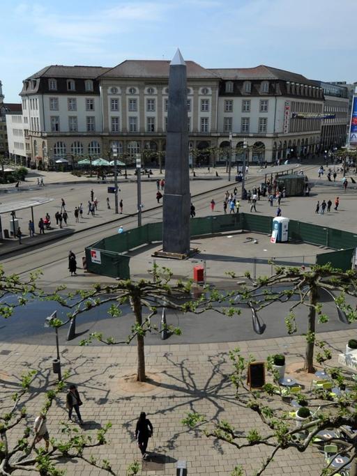 Das fertiggestellte documenta-Kunstwerk, ein etwa 16 Meter hoher Obelisk, von US-Künstler Olu Oguibe ist am 23.05.2017 auf dem Königsplatz in Kassel (Hessen) zu sehen. Die documenta 14 in Kassel geht vom 10.06.2017 bis zum 17.09.2017.