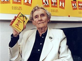 Astrid Lindgren hält 1995 ein Pippi Langstrumpf-Buch in der Hand. Astrid Lindgren hält 1995 ein Pippi Langstrumpf-Buch in der Hand.