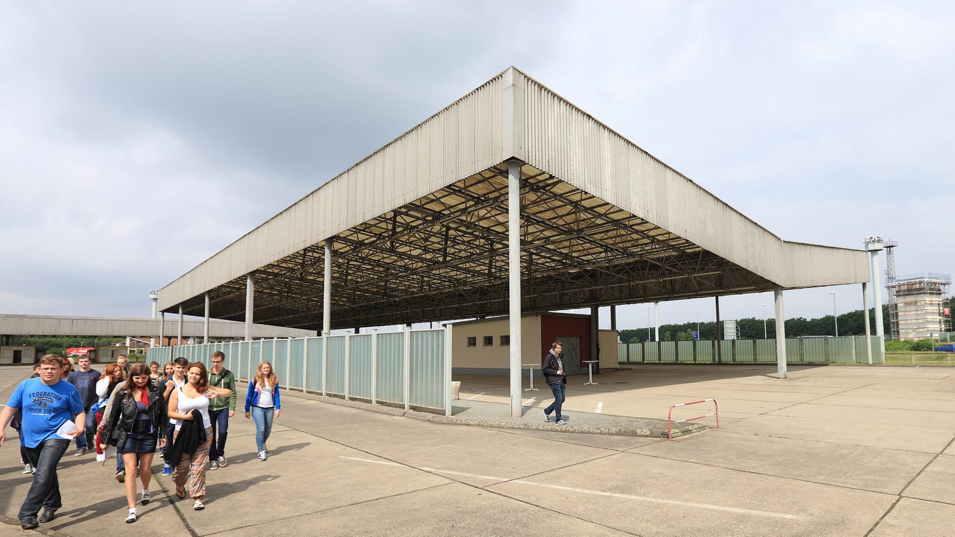 Eine Schülergruppe in der Gedenkstätte Deutsche Teilung in Sachsen-Anhalt Eine Schülergruppe in der Gedenkstätte Deutsche Teilung in Sachsen-Anhalt