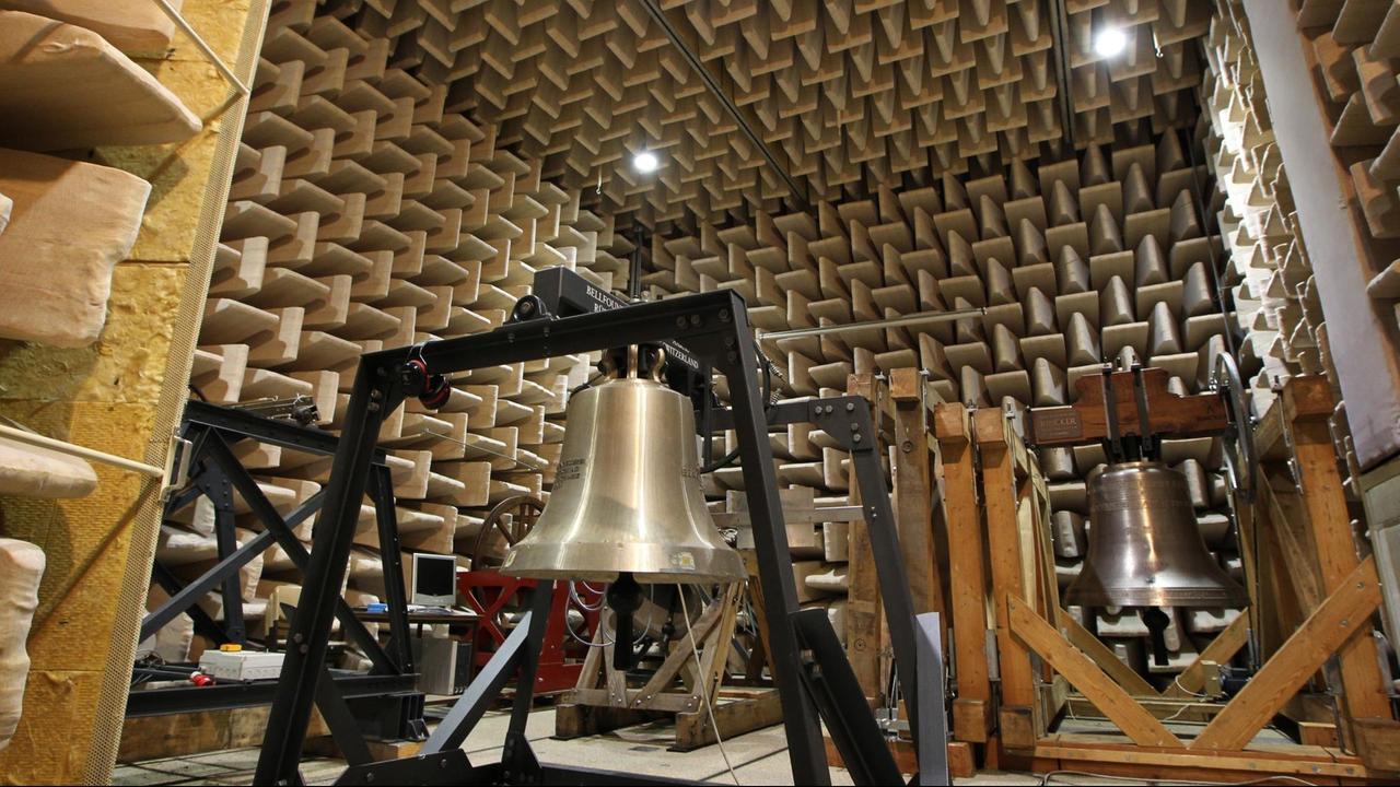 Kirchenglocken hängen im isolierten Schalllabor des Glockenforschungszentrums in Kempten 
