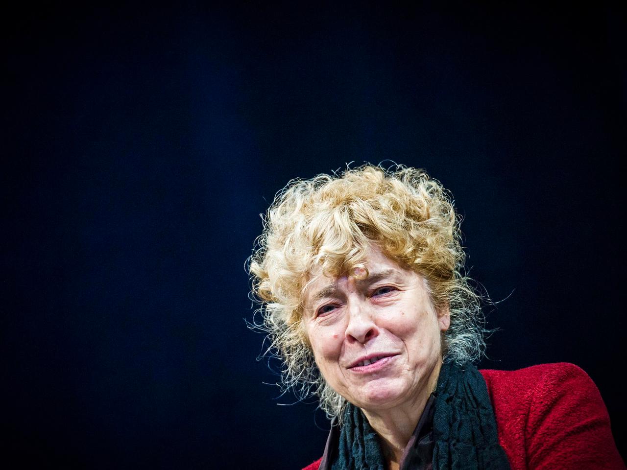 Die Politikwissenschaftlerin Gesine Schwan während einer Gesprächsrunde in den Kammerspielen des Theater Lübeck. Die Politikwissenschaftlerin Gesine Schwan während einer Gesprächsrunde in den Kammerspielen des Theater Lübeck.