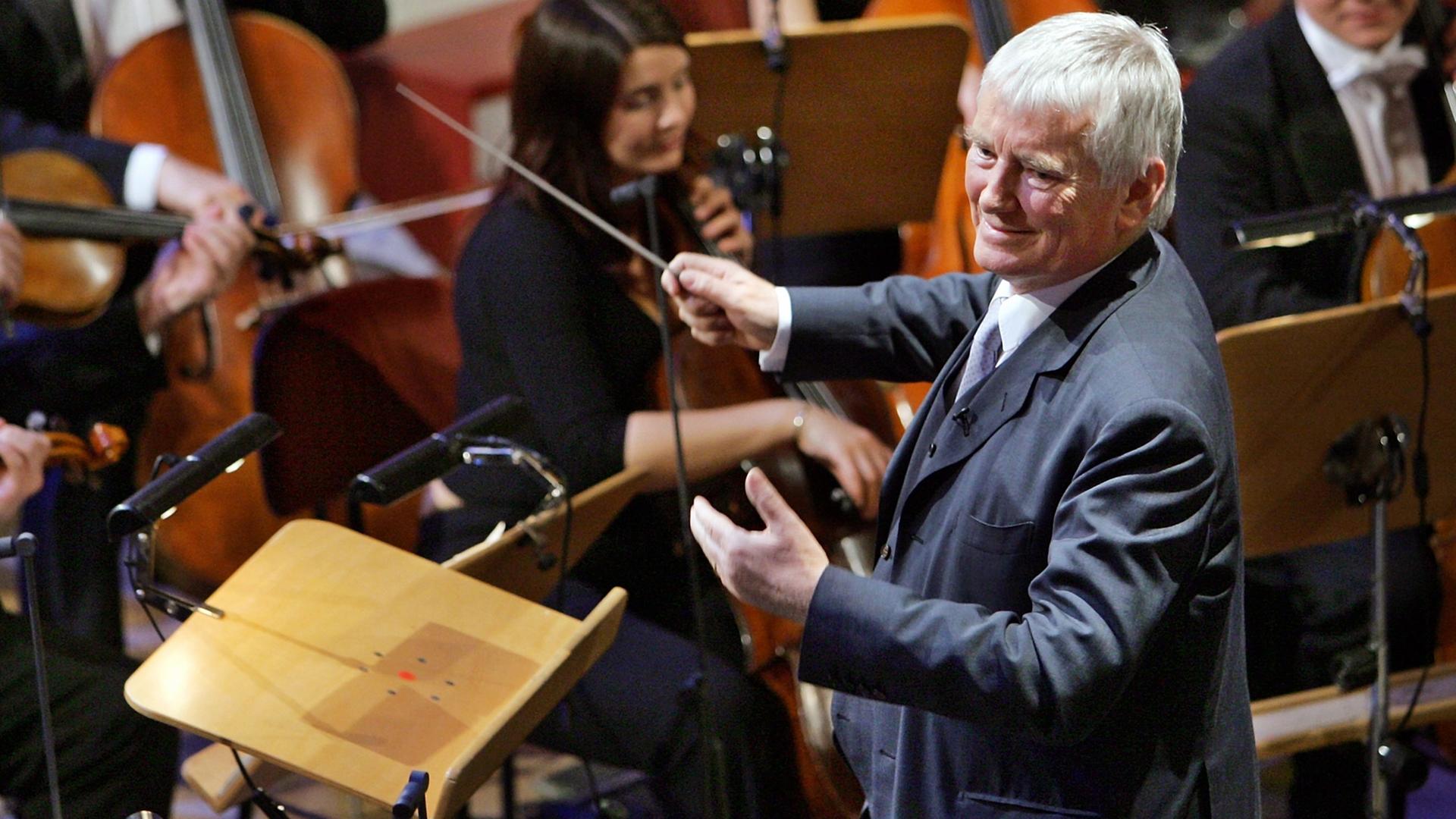 Otto Schily dirigiert im Konzerthaus am Gendarmenmarkt in Berlin während der Aufzeichnung der ZDF-Show "Alles Klassik - Klassik für alle" die Musiker der "Philharmonie der Nationen" Otto Schily dirigiert im Konzerthaus am Gendarmenmarkt in Berlin während der Aufzeichnung der ZDF-Show "Alles Klassik - Klassik für alle" die Musiker der "Philharmonie der Nationen"