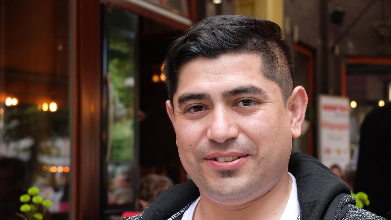 Porträtaufnahme Jaime Parra: ein Mann mit kurzen, schwarzen Haaren, dunklen Augen, weißem T-Shirt und schwarzer Jacke. Porträtaufnahme Jaime Parra: ein Mann mit kurzen, schwarzen Haaren, dunklen Augen, weißem T-Shirt und schwarzer Jacke.