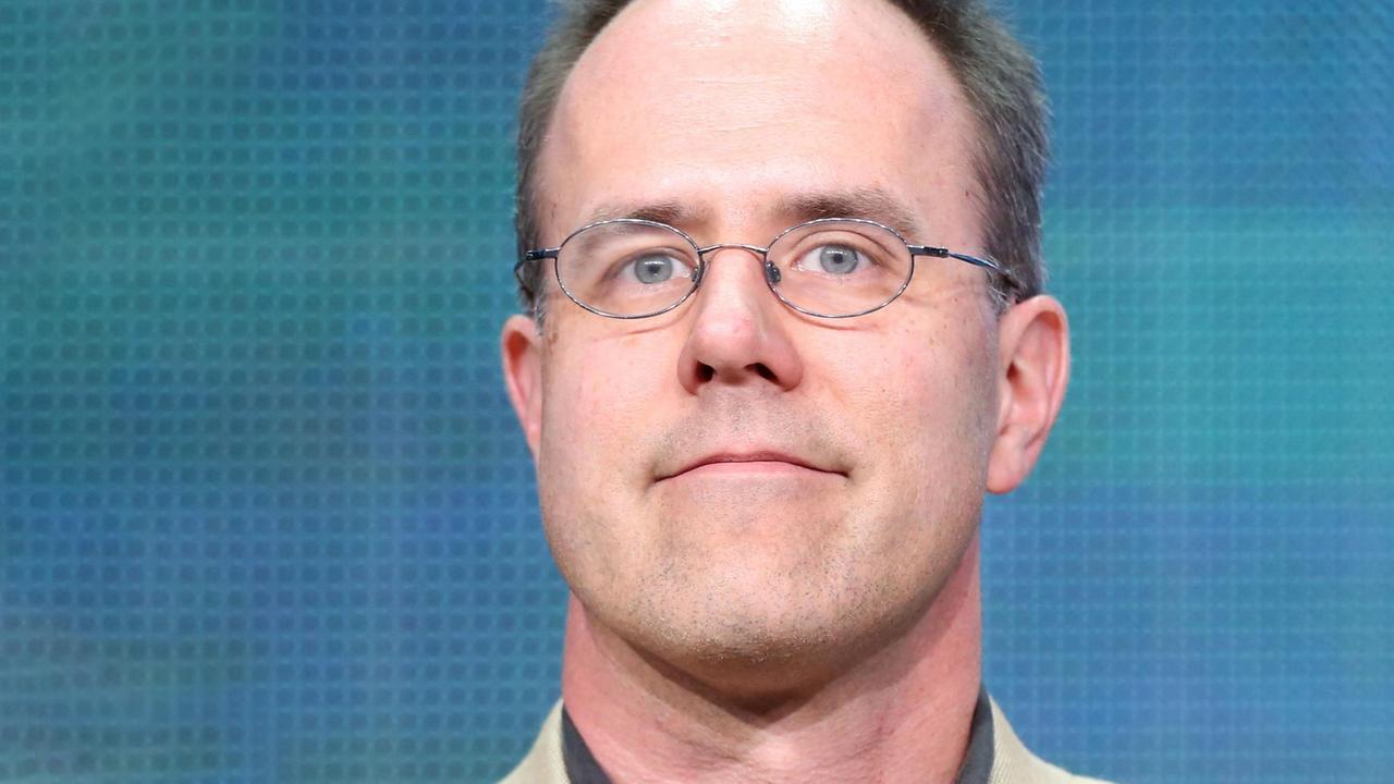 Chris Gerdes trägt Brille und steht vor einem blauen Hintergrund. Chris Gerdes trägt Brille und steht vor einem blauen Hintergrund.