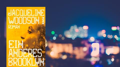 Im Vordergrund das Cover von Jacqueline Woodsons "Ein anderes Brooklyn", im Hintergrund verschwommene Lichter einer Großstadt.