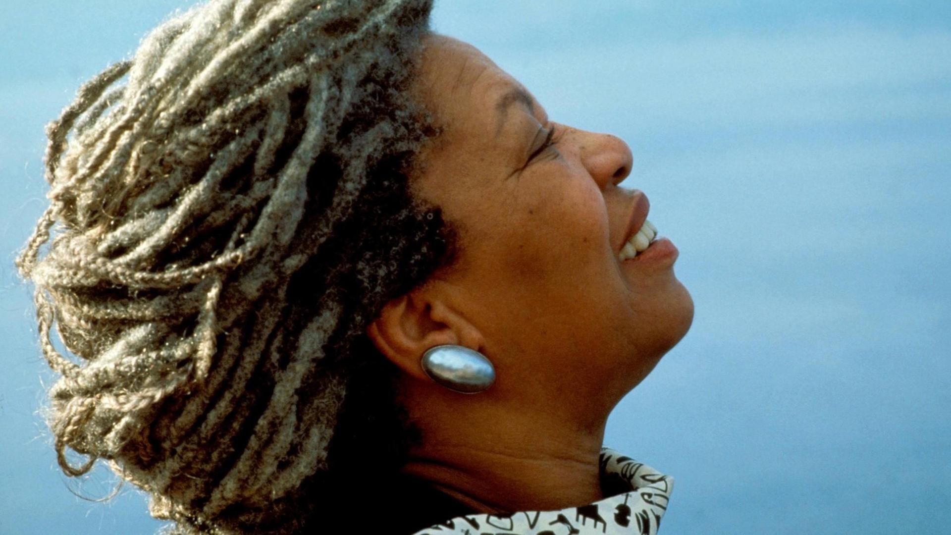 Portrait der Schriftstellerin Toni Morrison, im Hintergrund das Meer. Portrait der Schriftstellerin Toni Morrison, im Hintergrund das Meer.