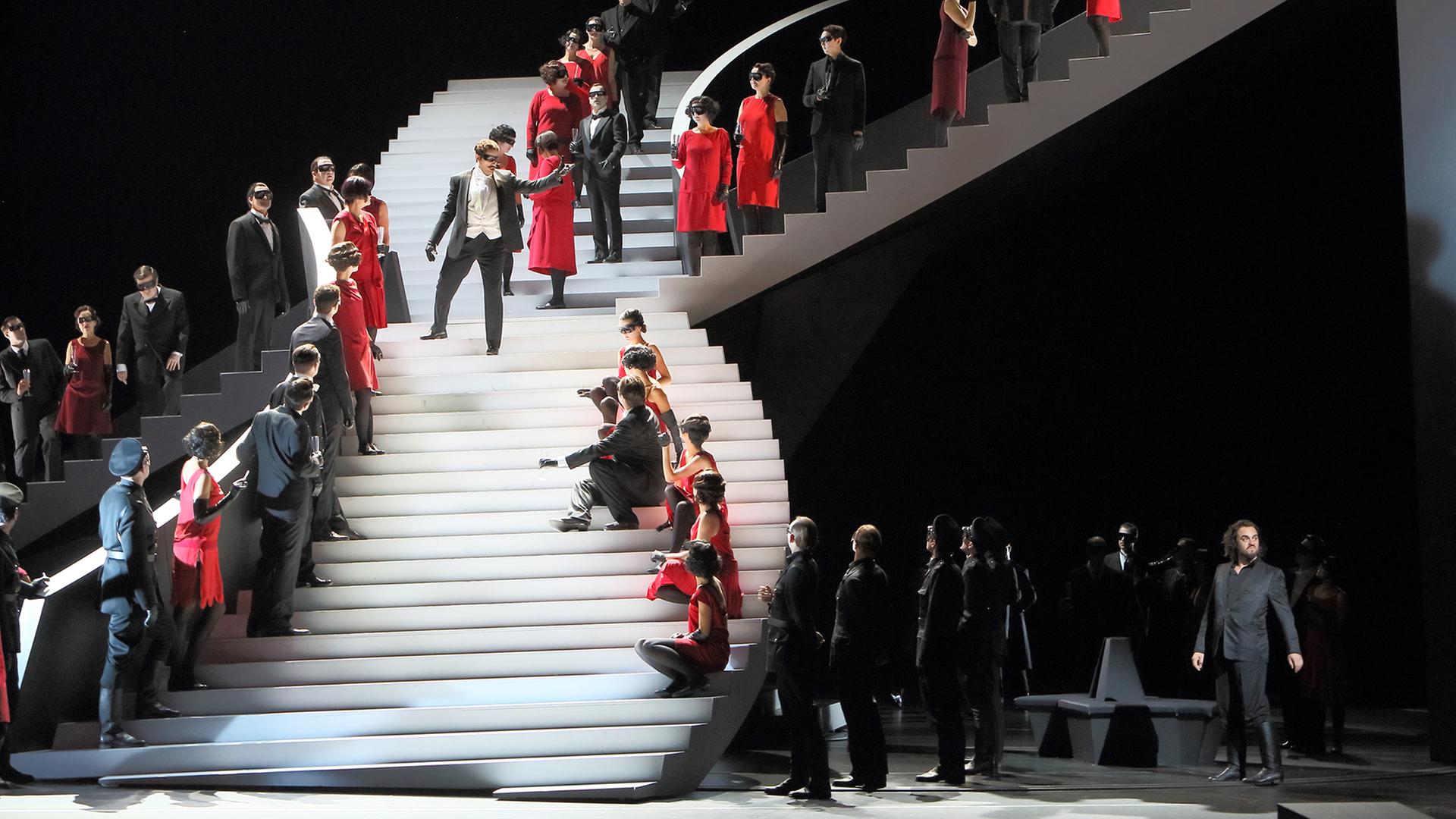 Szene der Oper "Arabella" auf der Bühne der bayerischen Staatsoper in München (Bayern). Regisseur Andreas Dresen inszenierte die Richard-Strauss-Oper bei den Münchner Opernfestspielen. Szene der Oper "Arabella" auf der Bühne der bayerischen Staatsoper in München (Bayern). Regisseur Andreas Dresen inszenierte die Richard-Strauss-Oper bei den Münchner Opernfestspielen.