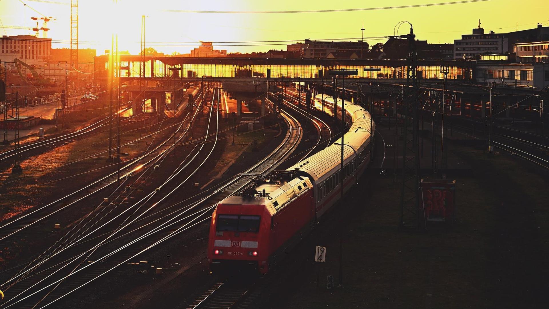 Ein Zug fährt am Abend aus dem Heidelberger Hauptbahnhof aus. Ein Zug fährt am Abend aus dem Heidelberger Hauptbahnhof aus.