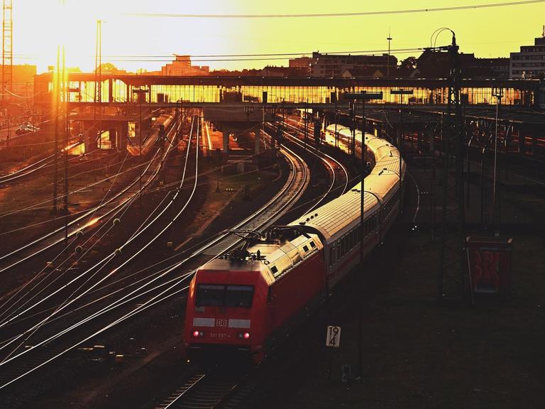 Ein Zug fährt am Abend aus dem Heidelberger Hauptbahnhof aus.
