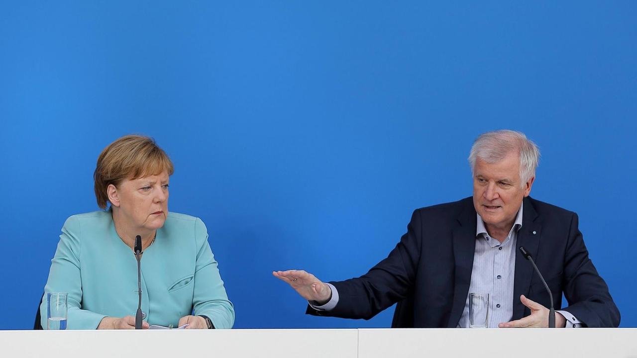 Bundeskanzlerin Angela Merkel (CDU) und der bayerische Ministerpräsident Horst Seehofer (CSU)