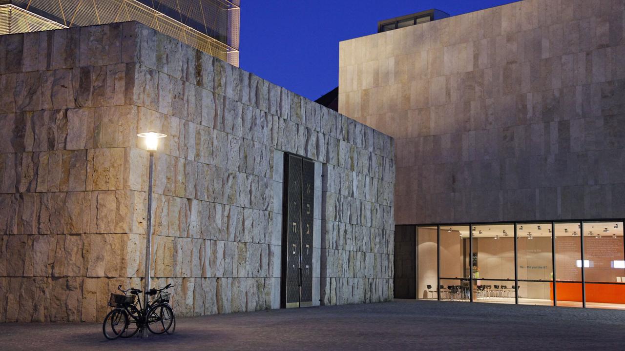 Die Ohel Jakob Synagoge mit dem Jüdischen Museum in München während der Abenddämmerung am 02.04.2009. Die Ohel Jakob Synagoge mit dem Jüdischen Museum in München während der Abenddämmerung am 02.04.2009.
