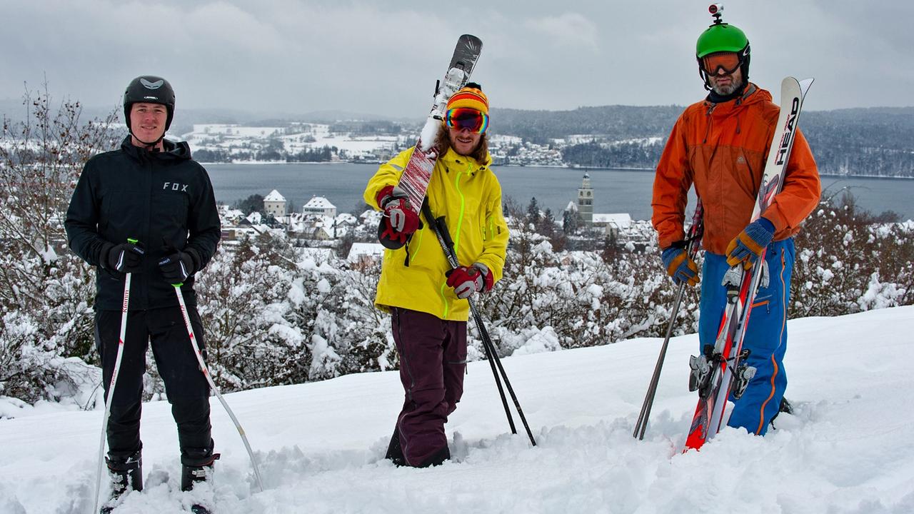 Männliche Ski-Fahrer, die nebeneinander stehen Männliche Ski-Fahrer, die nebeneinander stehen