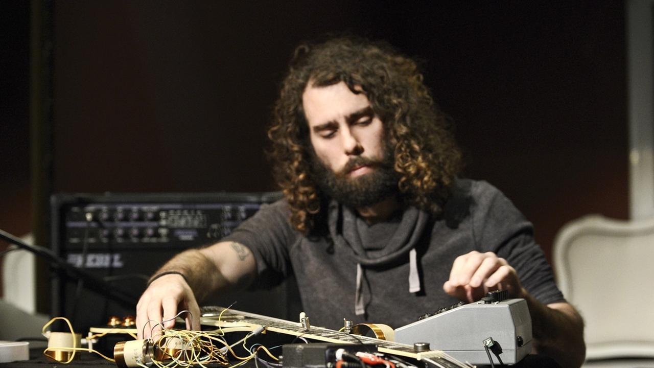 Auf dem Bild ist der Musiker André Damiao zu sehen. Er spielt Tabletop-Gitarre und Elektronik Auf dem Bild ist der Musiker André Damiao zu sehen. Er spielt Tabletop-Gitarre und Elektronik