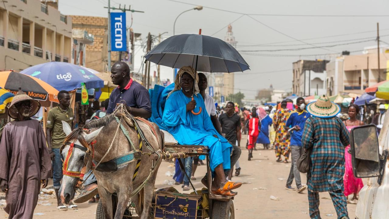 Menschen in den Straßen von Touba Menschen in den Straßen von Touba