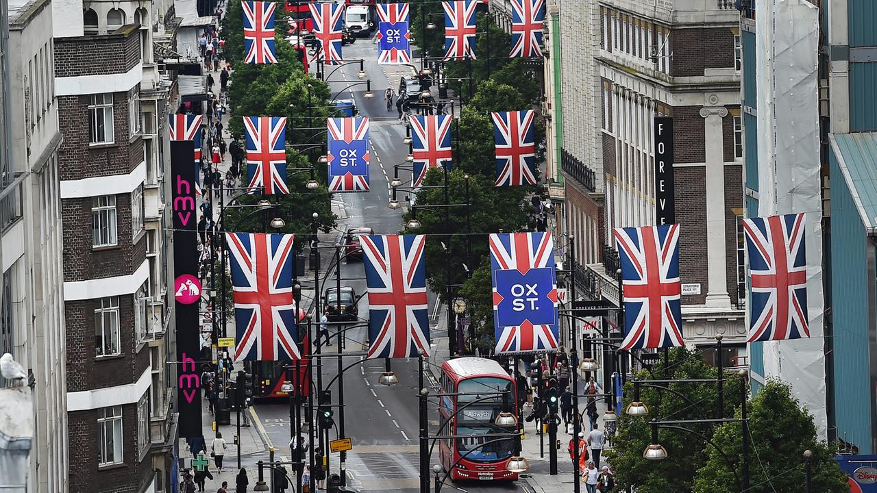 Die Flagge Großbritanniens über der Londoner Oxford Street nach dem Brexit-Referendum Die Flagge Großbritanniens über der Londoner Oxford Street nach dem Brexit-Referendum