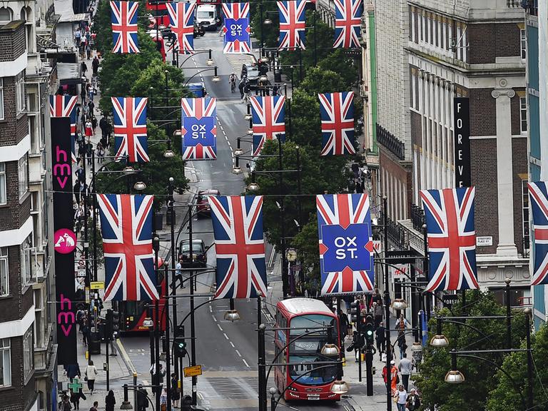 Die Flagge Großbritanniens über der Londoner Oxford Street nach dem Brexit-Referendum