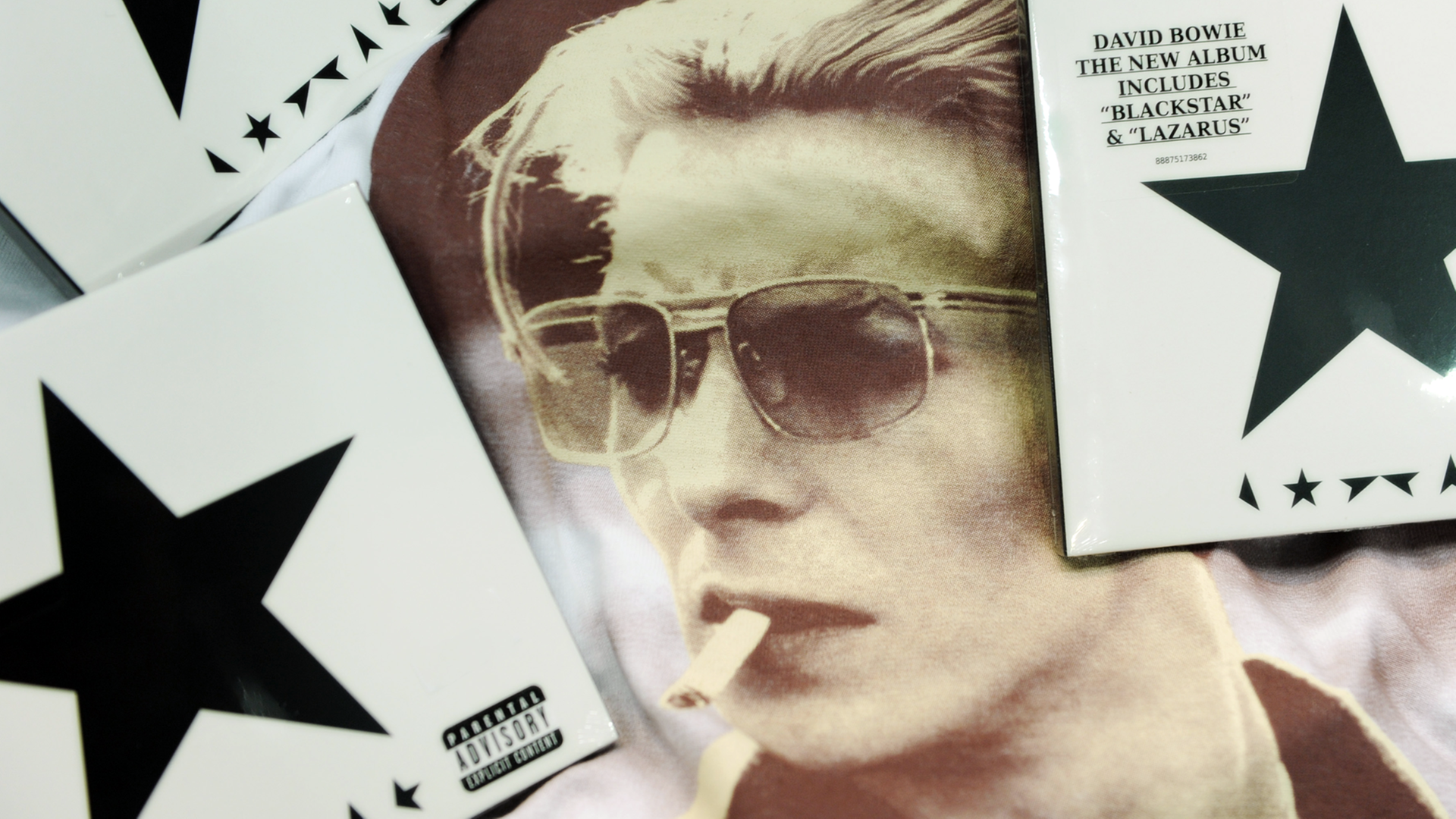 "Blackstar" - das letzte Album von David Bowie, zu sehen ist die CD und ein Foto von dem Künstler mit Sonnenbrille und Zigarette "Blackstar" - das letzte Album von David Bowie, zu sehen ist die CD und ein Foto von dem Künstler mit Sonnenbrille und Zigarette