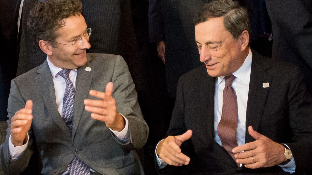 Informelles Treffen der EU-Finanzminister in der Slowakei: Eurogruppen-Chef Jeroen Dijsselbloem und EZB-Präsident Mario Draghi im Gespräch. Informelles Treffen der EU-Finanzminister in der Slowakei: Eurogruppen-Chef Jeroen Dijsselbloem und EZB-Präsident Mario Draghi im Gespräch.