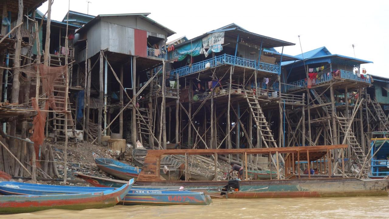 Häuser am Tonle Sap sind schwimmfähig oder stehen auf hohen Pfählen, damit sie zur Regenzeit bewohnbar sind. Häuser am Tonle Sap sind schwimmfähig oder stehen auf hohen Pfählen, damit sie zur Regenzeit bewohnbar sind.