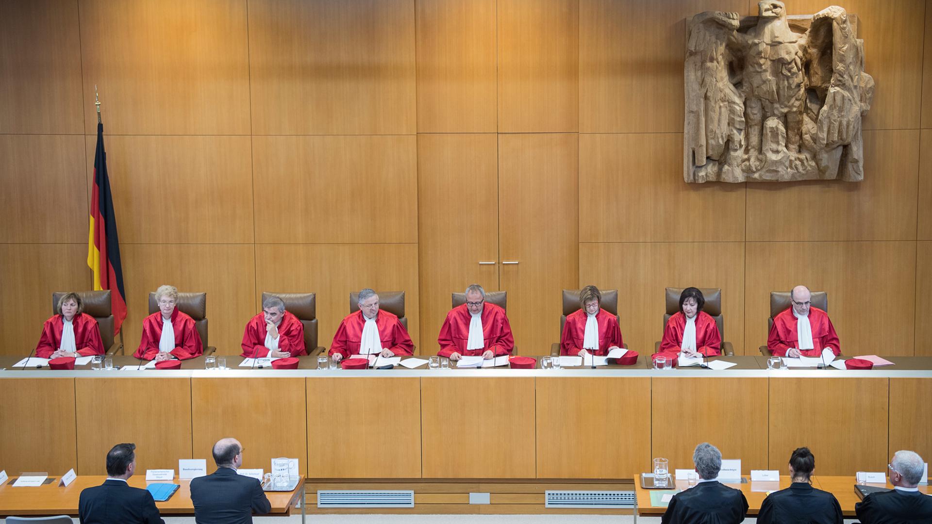 12.06.2018, Baden-Württemberg, Karlsruhe: Die Richter des Zweiten Senat des Bundesverfassungsgerichts, Christine Langenfeld (v-l), Doris König, Peter Müller, Peter M. Huber, Andreas Voßkuhle, Vorsitzender des Zweiten Senats und Präsident des Bundesverfassungsgerichts, Monika Hermanns, Sibylle Kessal-Wulf und Ulrich Maidowski, sitzen während der Urteilsverkündung des Zweiten Senats des Bundesverfassungsgerichts zum Streikverbot für Beamte auf der Richterbank. 12.06.2018, Baden-Württemberg, Karlsruhe: Die Richter des Zweiten Senat des Bundesverfassungsgerichts, Christine Langenfeld (v-l), Doris König, Peter Müller, Peter M. Huber, Andreas Voßkuhle, Vorsitzender des Zweiten Senats und Präsident des Bundesverfassungsgerichts, Monika Hermanns, Sibylle Kessal-Wulf und Ulrich Maidowski, sitzen während der Urteilsverkündung des Zweiten Senats des Bundesverfassungsgerichts zum Streikverbot für Beamte auf der Richterbank.