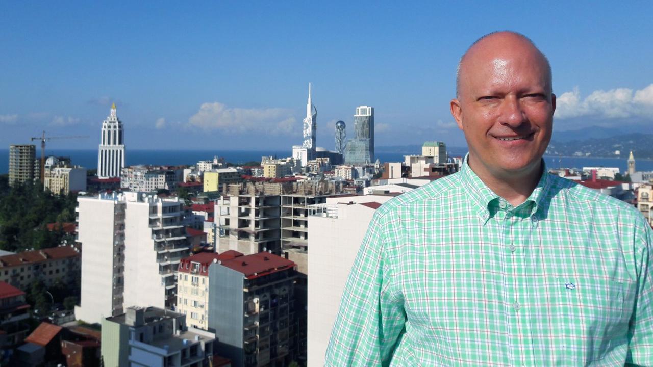 Der texanischen Immobilienmakler David Ruebush blickt über Batumi (Georgien)
