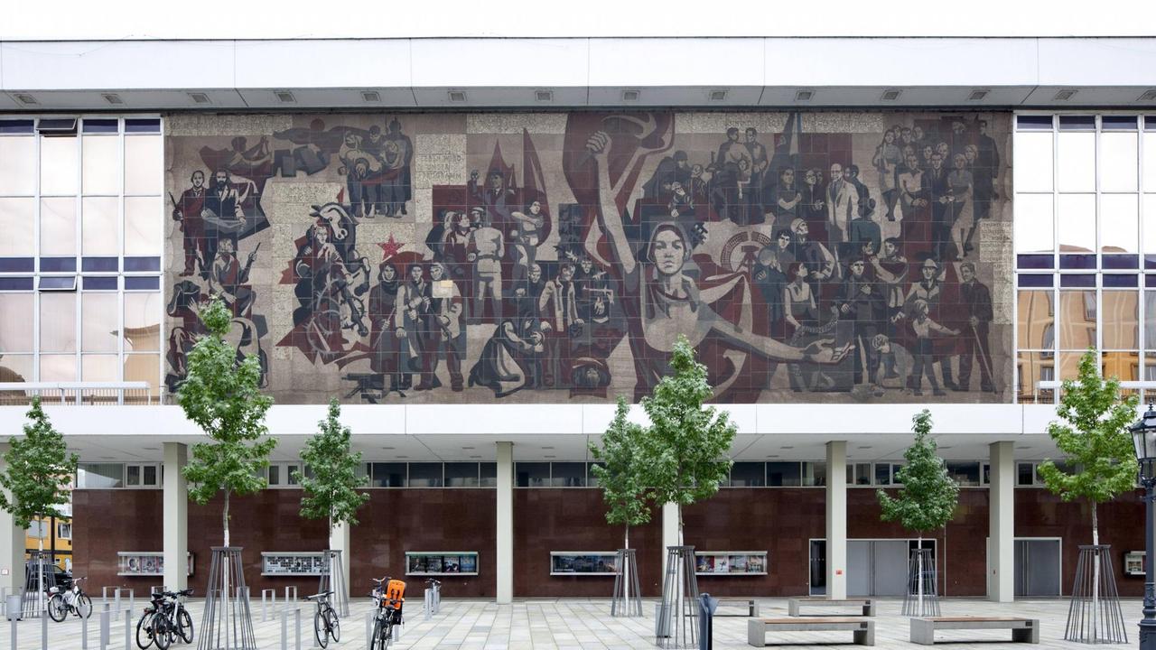 Blick auf den Dresdner Kulturpalast mit dem berühmten Wandgemälde "Der Weg der roten Fahne"