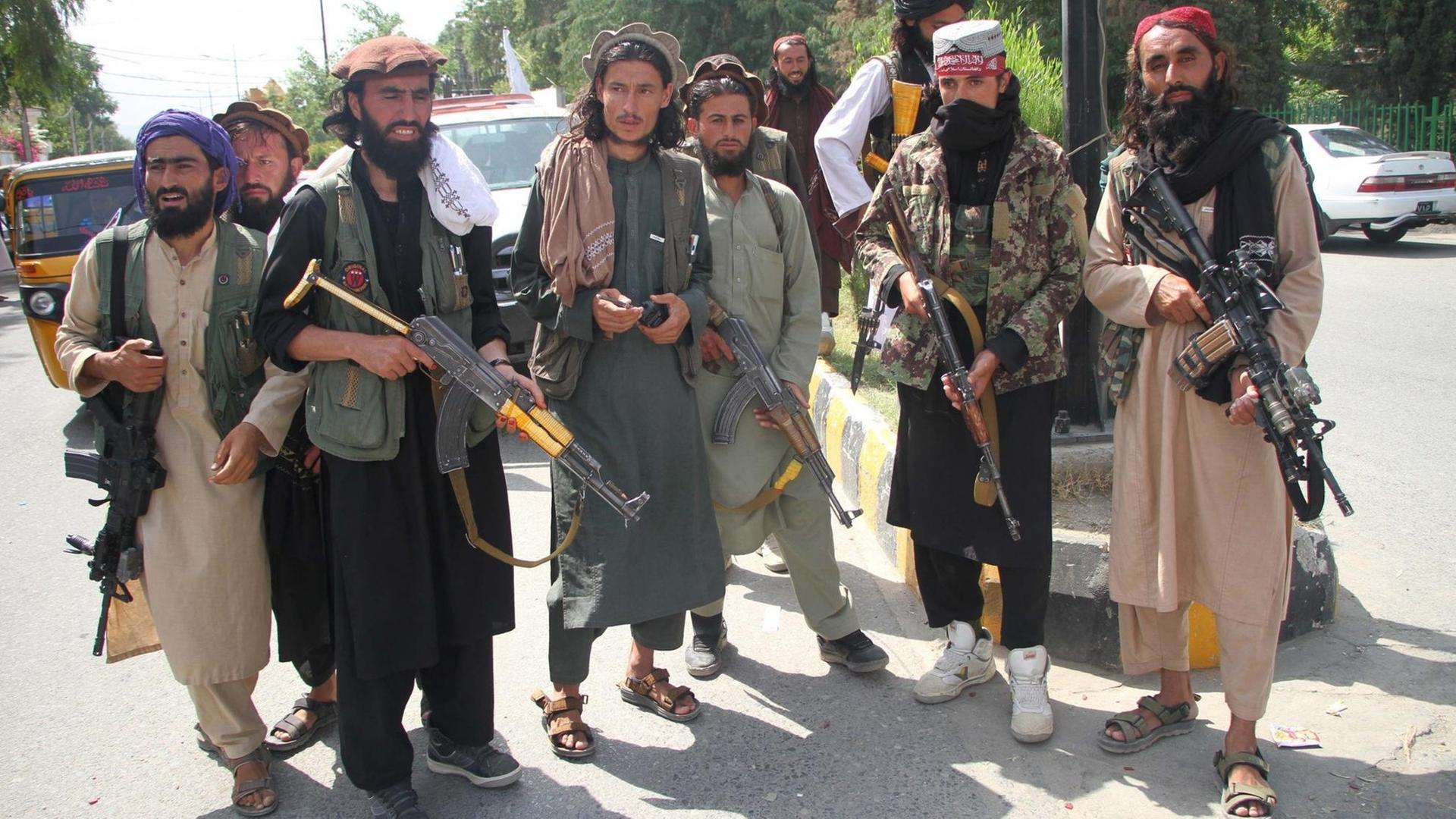 Taliban kontrollieren n den Straßen von Kabul. Taliban kontrollieren n den Straßen von Kabul.